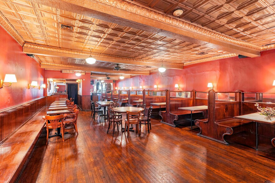 More Photos Of 1123 Walnut St, Philadelphia Bar For Sale