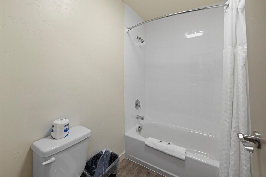 More Photos Of 720 W Lewis St, Pasco Hotel For Sale