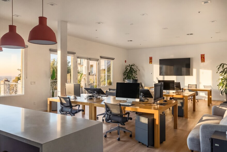 More Photos Of 2000 Wattles Dr, Los Angeles Flex For Sale