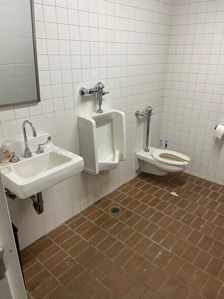 More Photos Of 612 11th Ave NW, Rochester Distribution For Sale