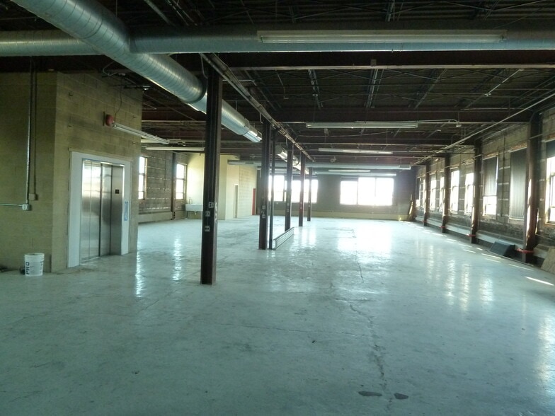 More Photos Of 1900 S Western Ave, Chicago Showroom For Lease