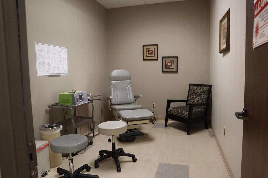 More Photos Of 9405 Huffmeister Rd, Houston Storefront Retail Office For Lease