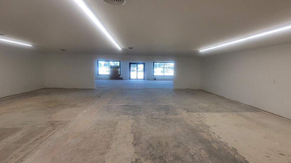 More Photos Of 906 W Springfield Rd, Taylorville Storefront Retail Office For Lease