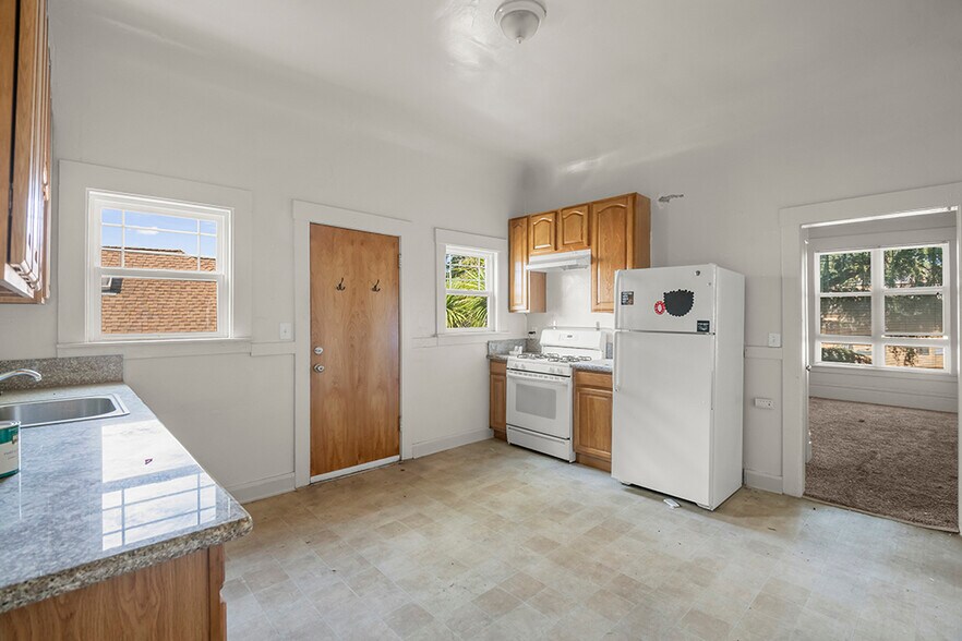 More Photos Of 322 Athol Ave, Oakland Multifamily For Sale