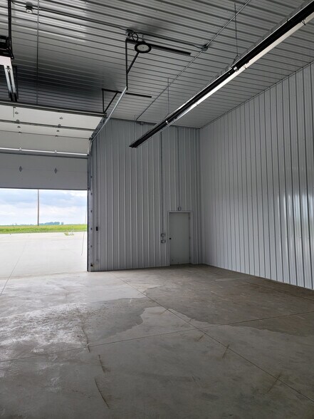 More Photos Of 401 Snyder Dr - Building H, Huxley Flex For Sale