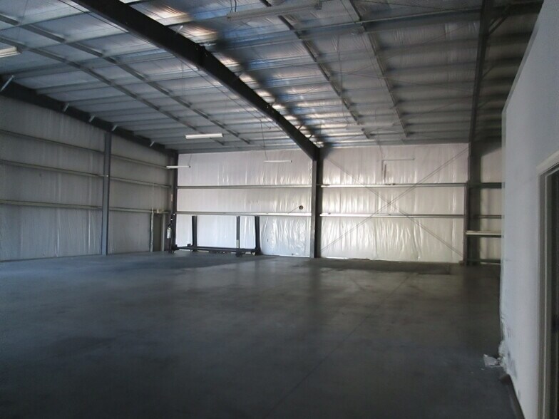 More Photos Of 1811 Greenleaf Ln, Leesburg Warehouse For Lease