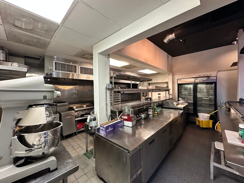 More Photos Of 917 W 44th St, Kansas City Restaurant For Sale
