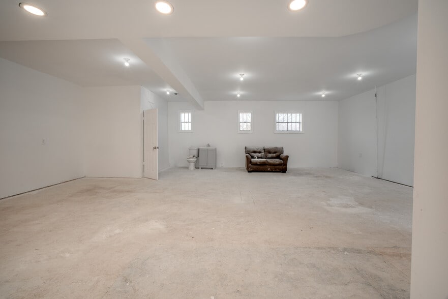 More Photos Of 196 Visger Rd, River Rouge Freestanding For Sale