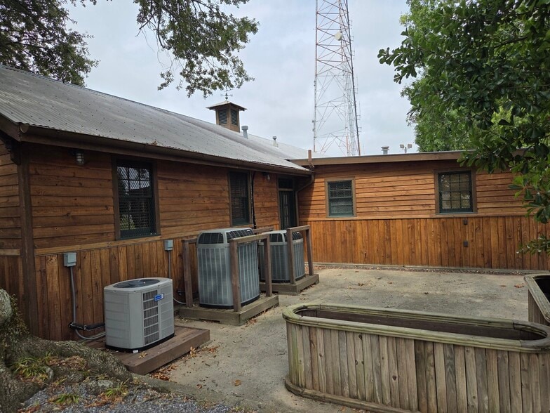 More Photos Of 815-817 Rosedale Dr, New Orleans Office For Sale