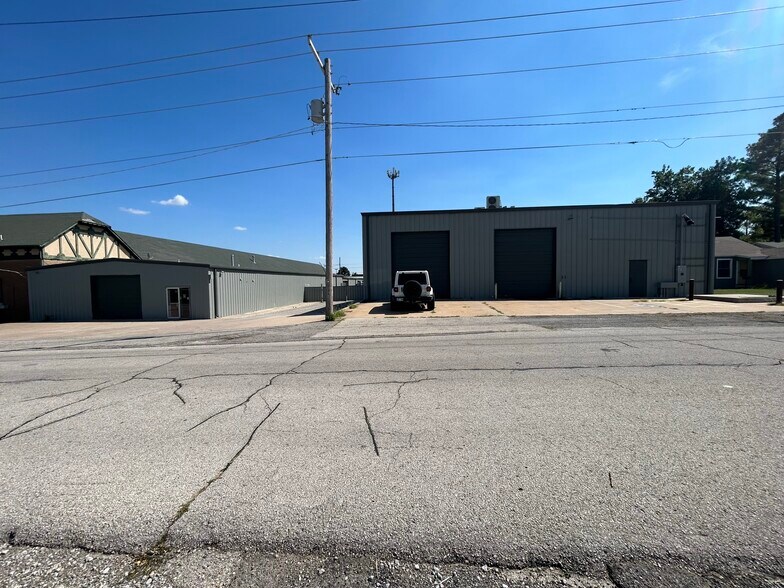 Primary Photo Of 6410 E Archer St, Tulsa Warehouse For Lease