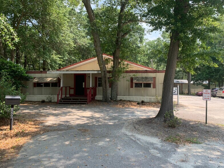 More Photos Of 1500 Chestnut Rd, Elgin Specialty For Sale