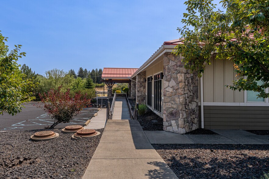 More Photos Of 1095 SE Bishop Blvd, Pullman Office For Sale