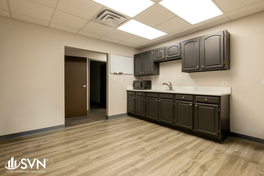 More Photos Of 780 Enterprise Dr, Lexington Warehouse For Lease