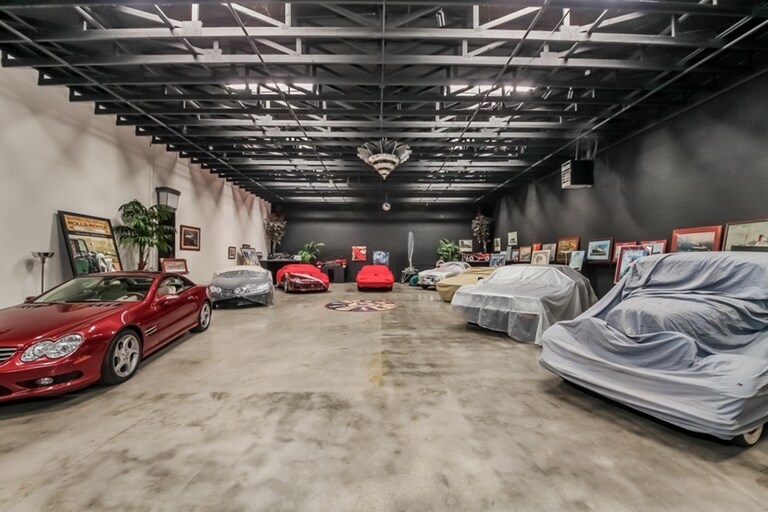 More Photos Of 611 S Glenwood Pl, Burbank Showroom For Sale