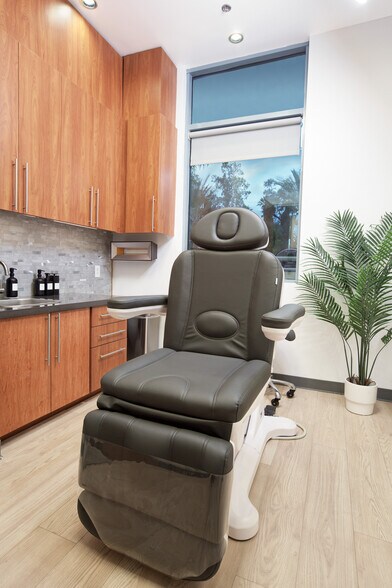 More Photos Of 72780 Country Club Dr, Rancho Mirage Medical For Lease