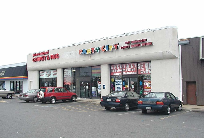 More Photos Of 5522 Leesburg Pike, Falls Church Storefront For Lease