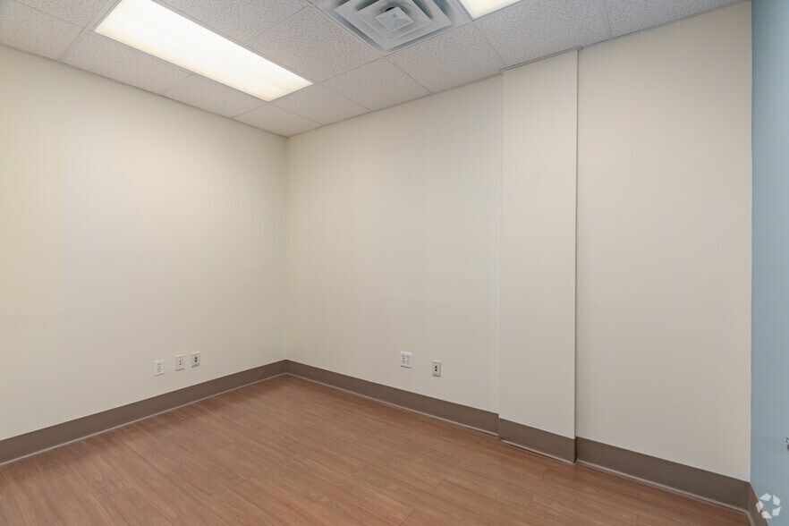 More Photos Of 211-20 Union Tpke, Oakland Gardens Storefront Retail Office For Lease