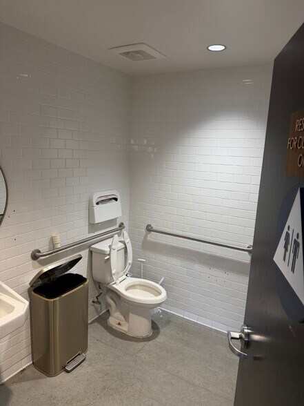More Photos Of 226 Marine Ave, Newport Beach Storefront For Lease