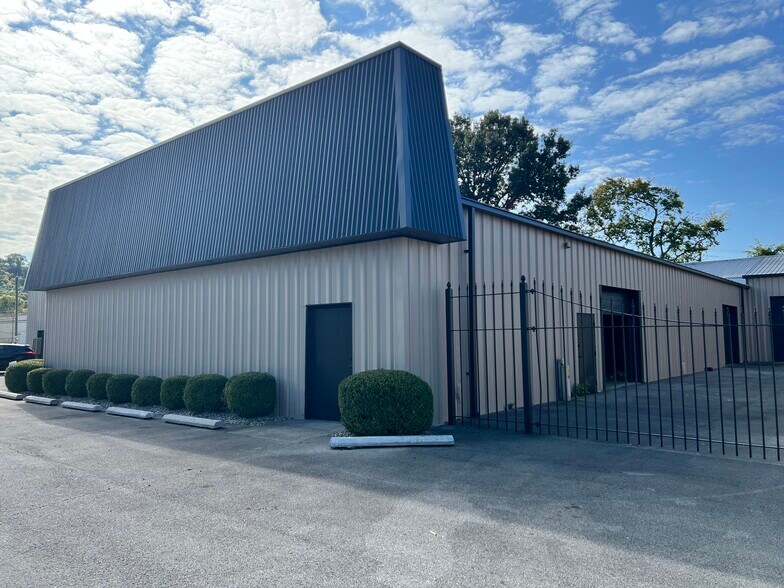 More Photos Of 1712 Brick Kiln Ln, Louisville Flex For Lease