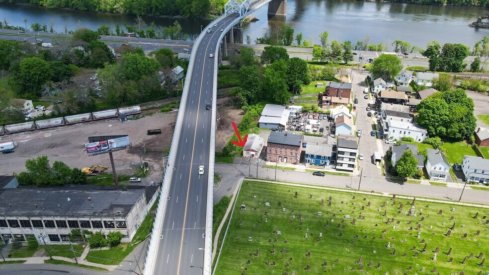 More Photos Of 50 Saint Johns St, Middletown Freestanding For Lease