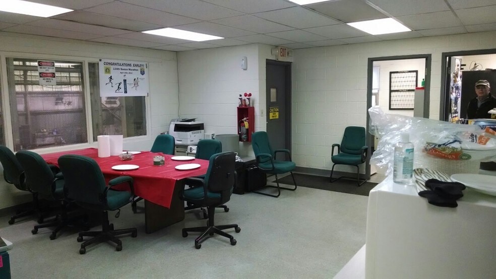 More Photos Of 420 Woodruff Rd, Joliet Warehouse For Lease