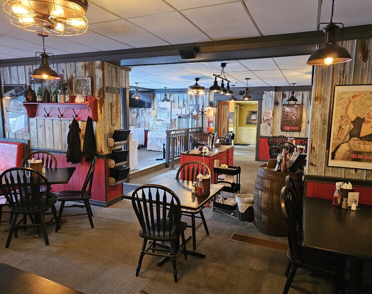 More Photos Of 105 James St, Parry Sound Restaurant For Sale