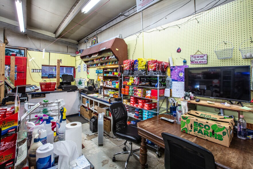 More Photos Of 118 4th ave, Clark Fork Supermarket For Sale