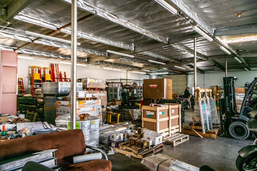 More Photos Of 2141 S DuPont Dr, Anaheim Warehouse For Lease