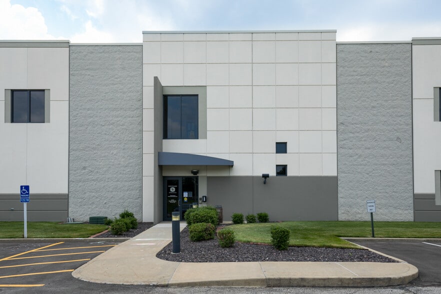 More Photos Of 7650 Magna Dr, Belleville Medical For Lease