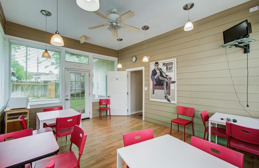 More Photos Of 11201 Steeplepark Dr, Houston Office Residential For Sale