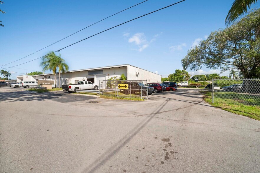 More Photos Of 3909-3939 SW 12th Ct, Fort Lauderdale Warehouse For Lease