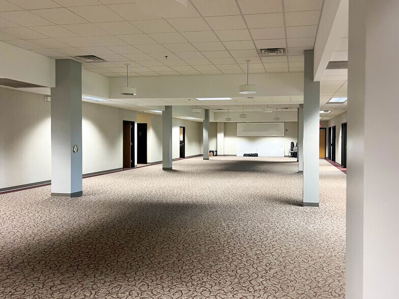 More Photos Of 1776 W Matthew Dr, De Pere Manufacturing For Sale