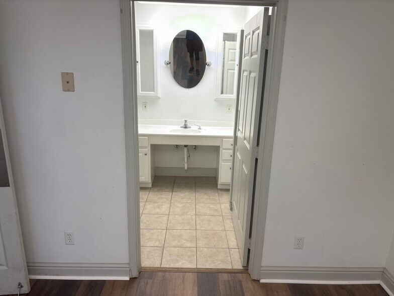 More Photos Of 1511 Commerce St, Wellsburg Office Residential For Lease