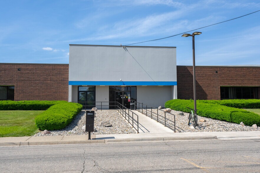 More Photos Of 5400 Perry Dr, Waterford Distribution For Lease