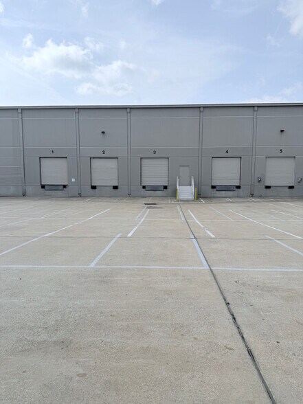 More Photos Of 800 Interchange Blvd, Austin Unknown For Lease