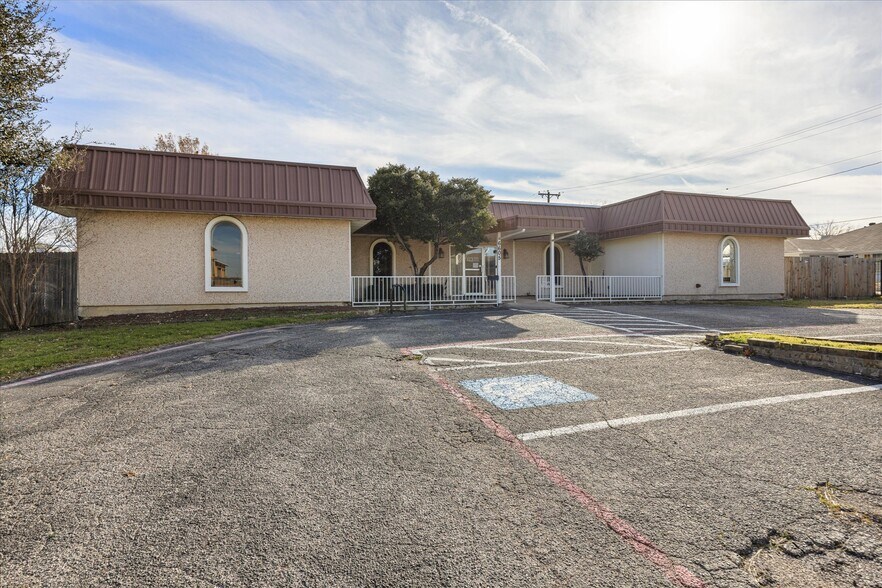 More Photos Of 6605 Dan Danciger Rd, Fort Worth Office For Sale