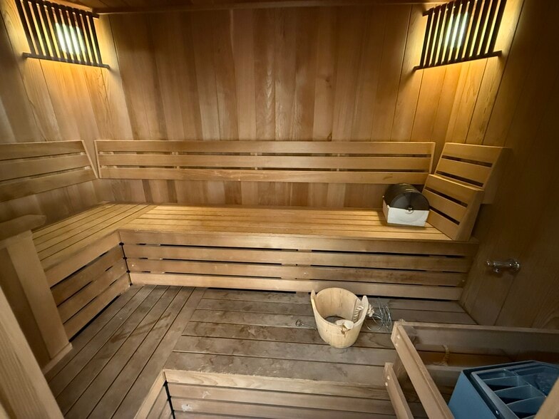 More Photos Of 1820-1828 SE Como Ave, Minneapolis Storefront Retail Residential For Lease