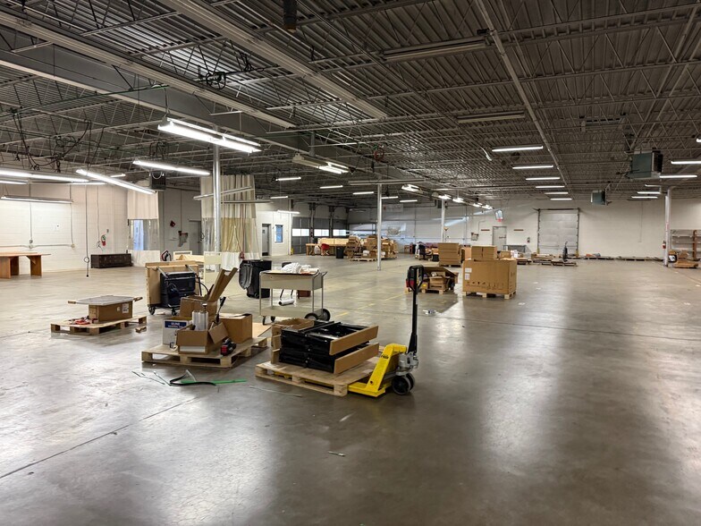 More Photos Of 2635 W 7th Pl, Eugene Warehouse For Lease