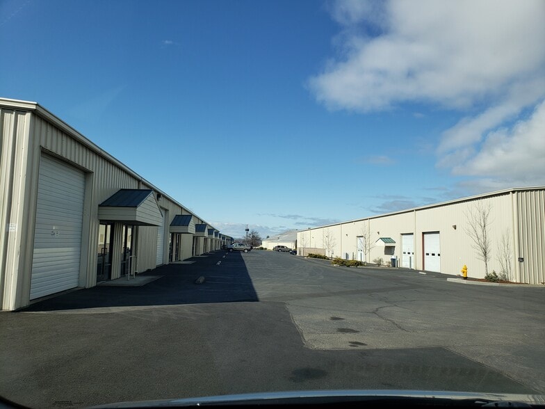 More Photos Of 694 Tolman Creek Rd, Ashland Warehouse For Lease