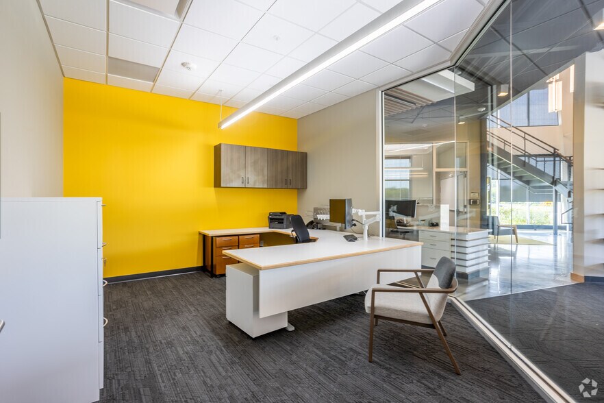 More Photos Of 1615 SE Cortina Dr, Ankeny Flex For Lease