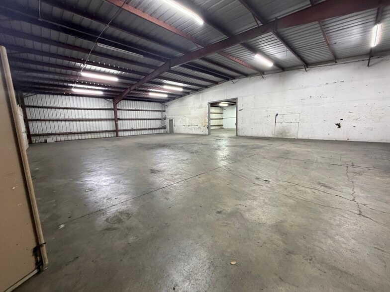 More Photos Of 15865 Brothers Ct, Fort Myers Warehouse For Lease