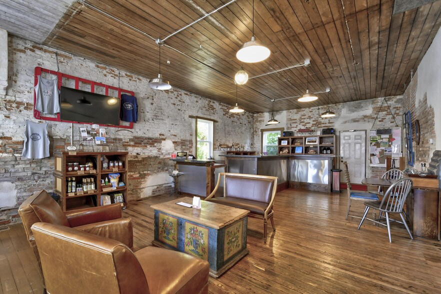 More Photos Of 121 8th St, Colusa Showroom For Sale