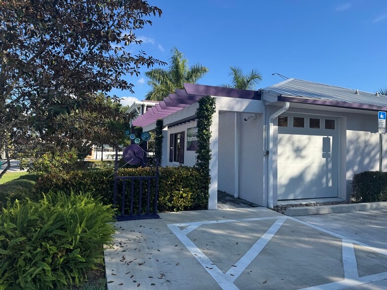 More Photos Of 3954 Bayshore Dr, Naples General Retail For Sale