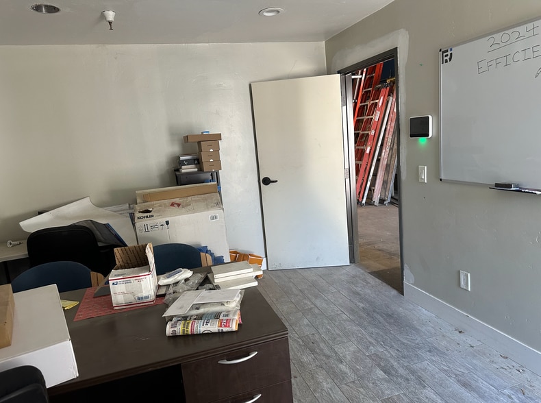 More Photos Of 720 Olive Dr, Davis Warehouse For Lease