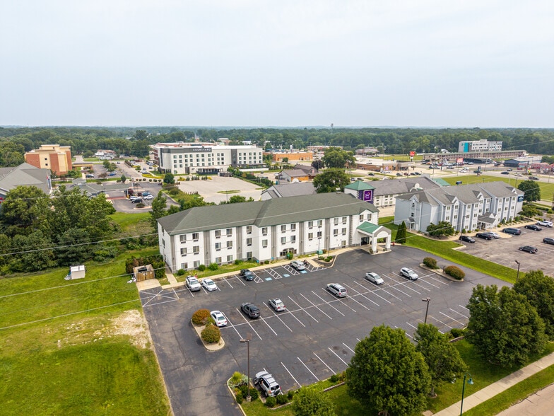 More Photos Of 220 Caravan Dr, Elkhart Hotel For Sale