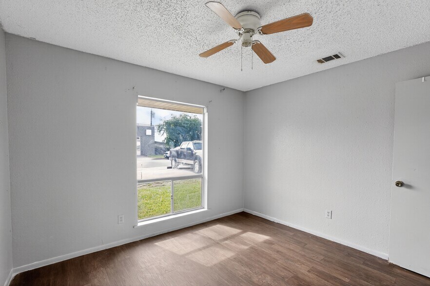 More Photos Of 1500 Park Ln, Georgetown Multifamily For Sale