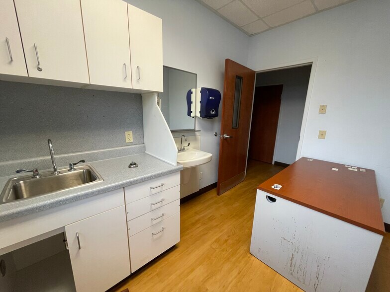 More Photos Of 1308 S 4th St, Hartsville Medical For Lease