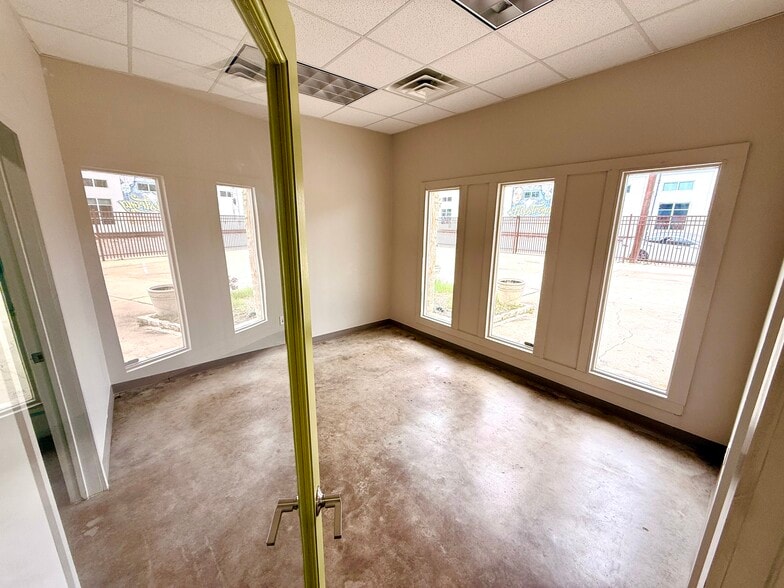 More Photos Of 2205 E 5th St, Austin Office For Lease