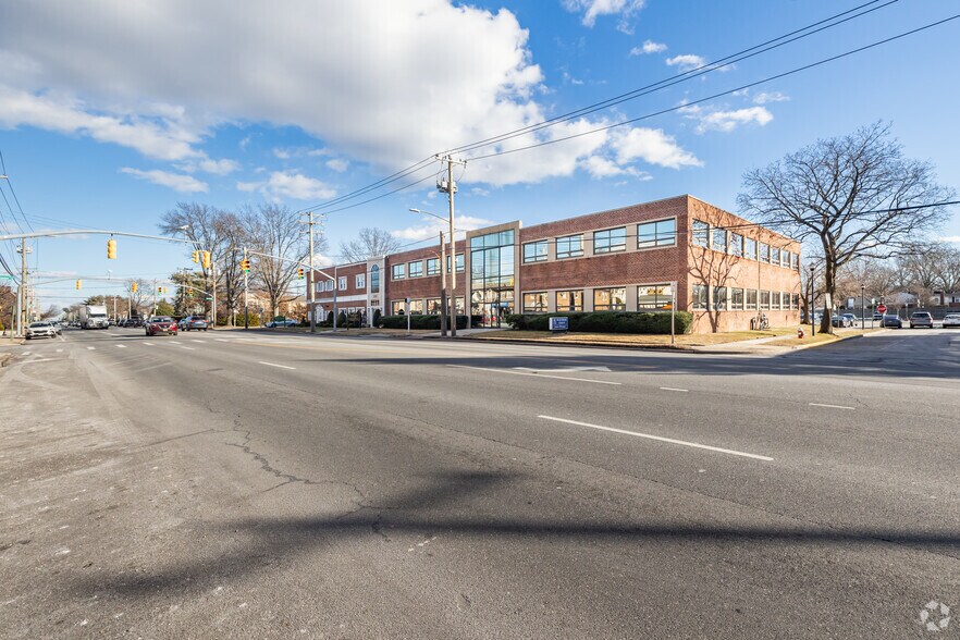 More Photos Of 370 Old Country Rd, Garden City Office For Sale