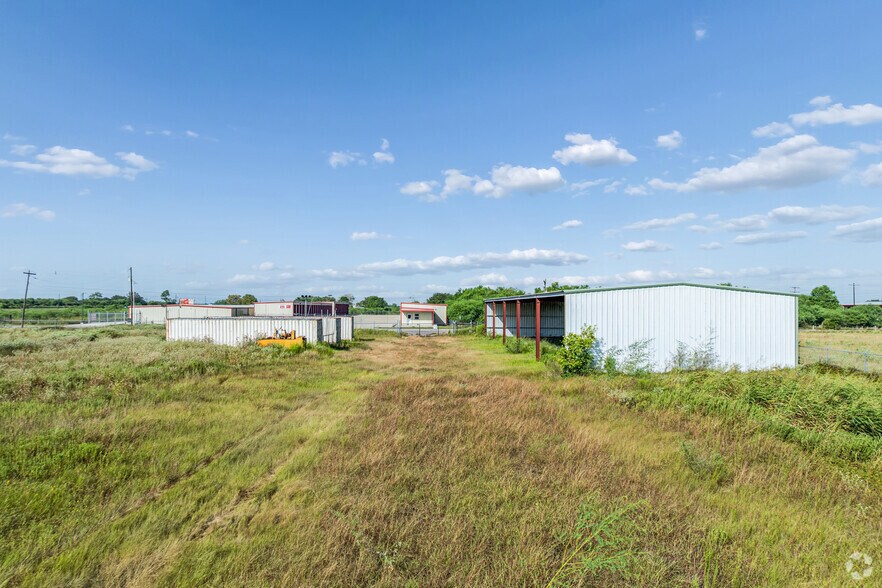 More Photos Of 105 Beck Rd E, Inez Flex For Sale